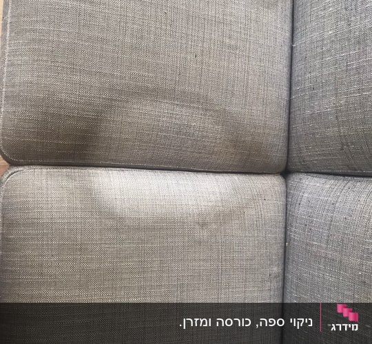 כתם על ספת בד אפורה